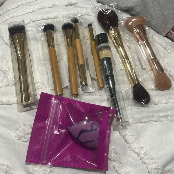 Brand new and sealed lot of 9 tarte and itcosmetic brushes and sponge - Picture 4 of 4
